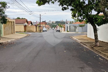 Casa Nova (Apenas 2 Anos) com Suíte: Conforto, Segurança e Localização Privilegiada!