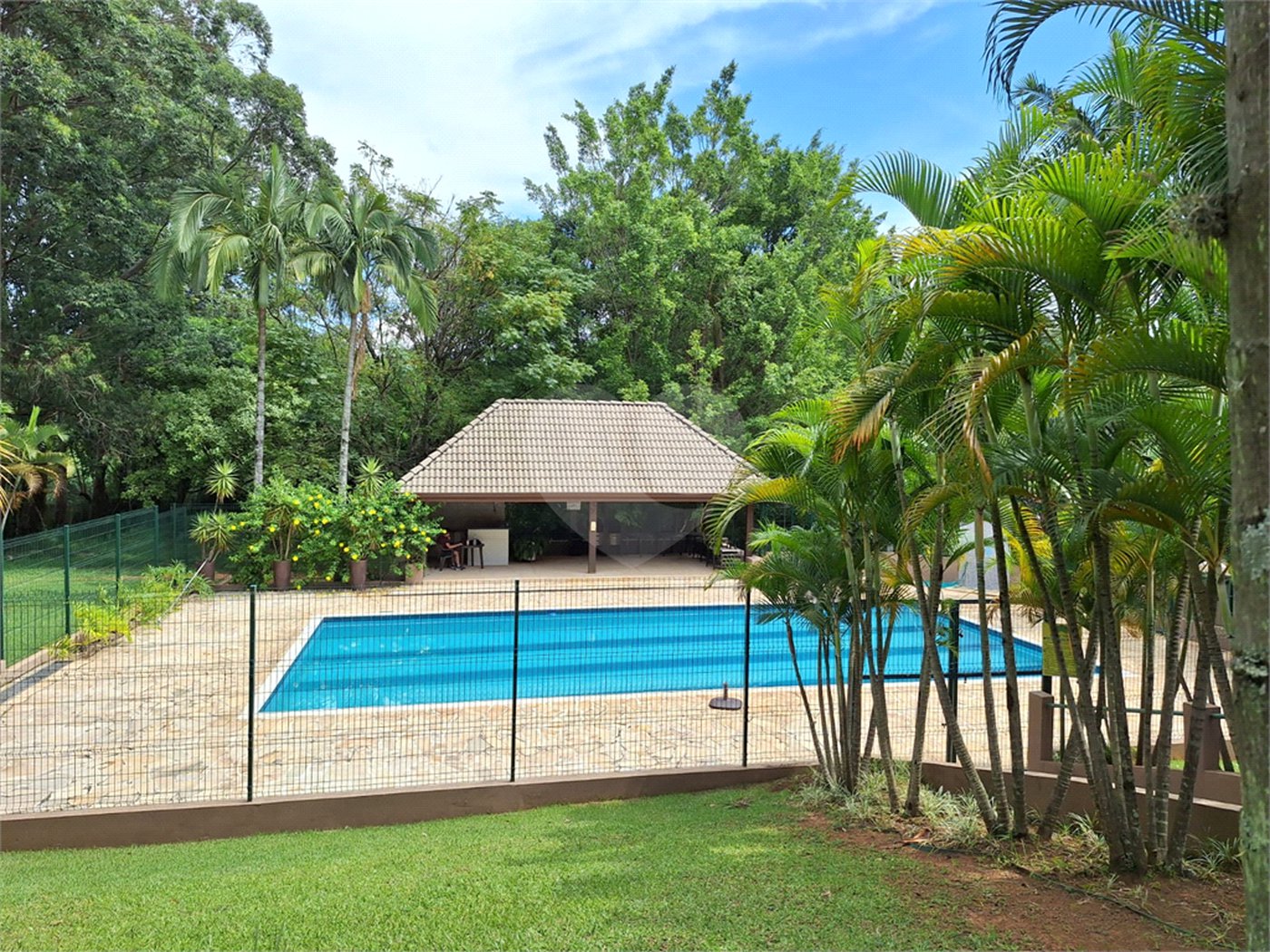 Casa à venda com 4 quartos, sendo 3 suítes,  no condomínio Terras de Santa Teresa, Itupeva - SP