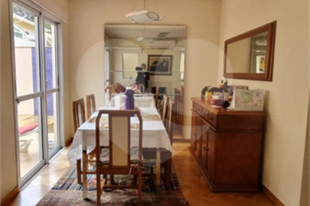 Casa à venda com 4 quartos, sendo 2 suítes, no condomínio Casas de Windsor, São Paulo - SP