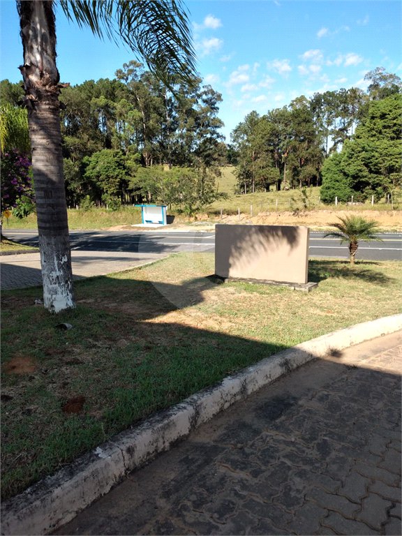 Casa à venda com 2 suítes no condomínio Portal dos Pássaros, Alambari - SP