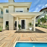 Casa em condomínio Impecável, 4 dorms / 2 suítes, varanda gourmet, piscina, 3 lareiras