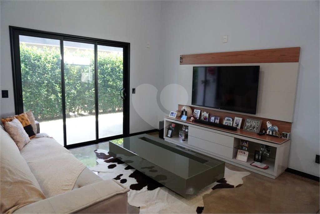 Casa à venda com 4 quartos, sendo 2 suítes, no condomínio Primavera, Salto - SP