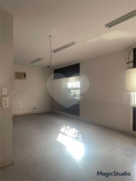 Casa comercial com 300m², 5 quartos, 2 vagas, para locação no Campo Belo!