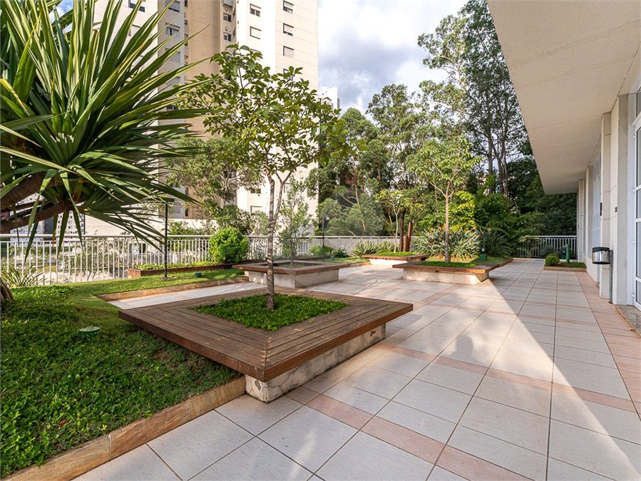 Apartamento à venda com 3 quartos, sendo 1 suíte,  em Vila Andrade, São Paulo, SP
