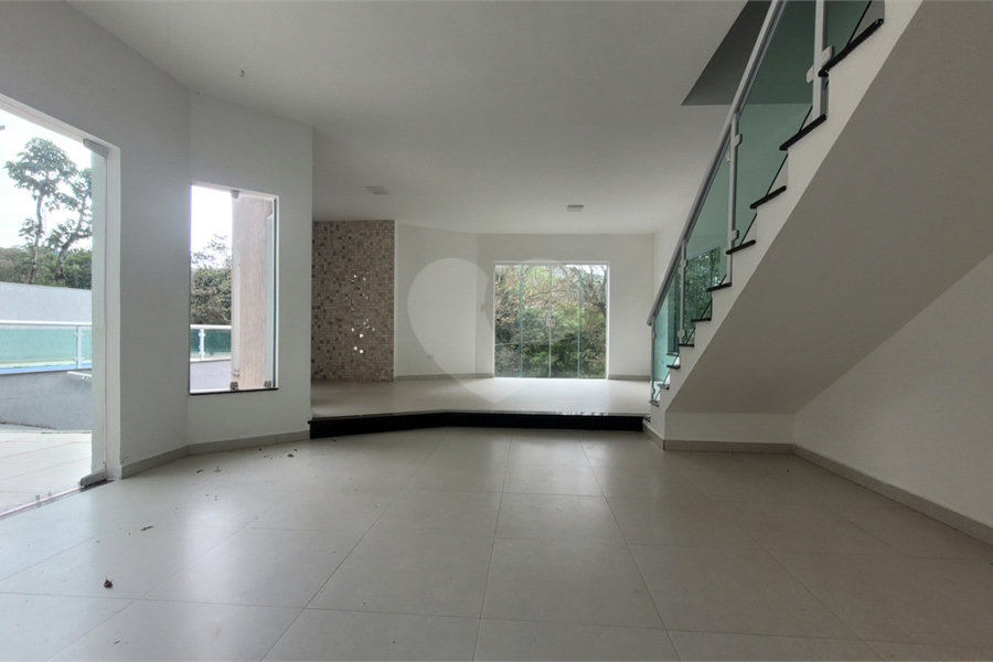 Casa à venda com 4 quartos, sendo 1 suíte, no condomínio Parque Suiça, Caieiras - SP