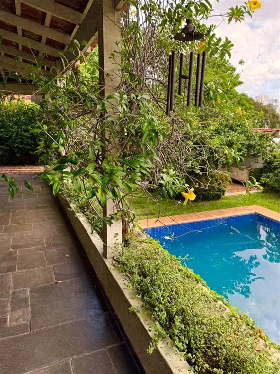 Sobrado à venda com 5 quartos, sendo 3 suítes, em Jardim Leonor, São Paulo, SP