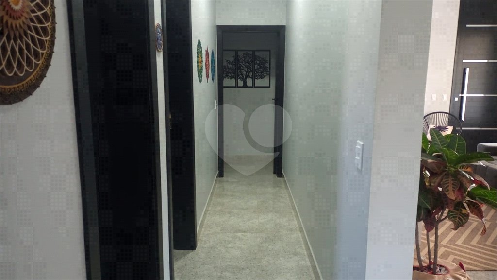 Casa à venda com 3 quartos, sendo 1 suíte, no condomínio Village da Serra, Araçoiaba da Serra - SP
