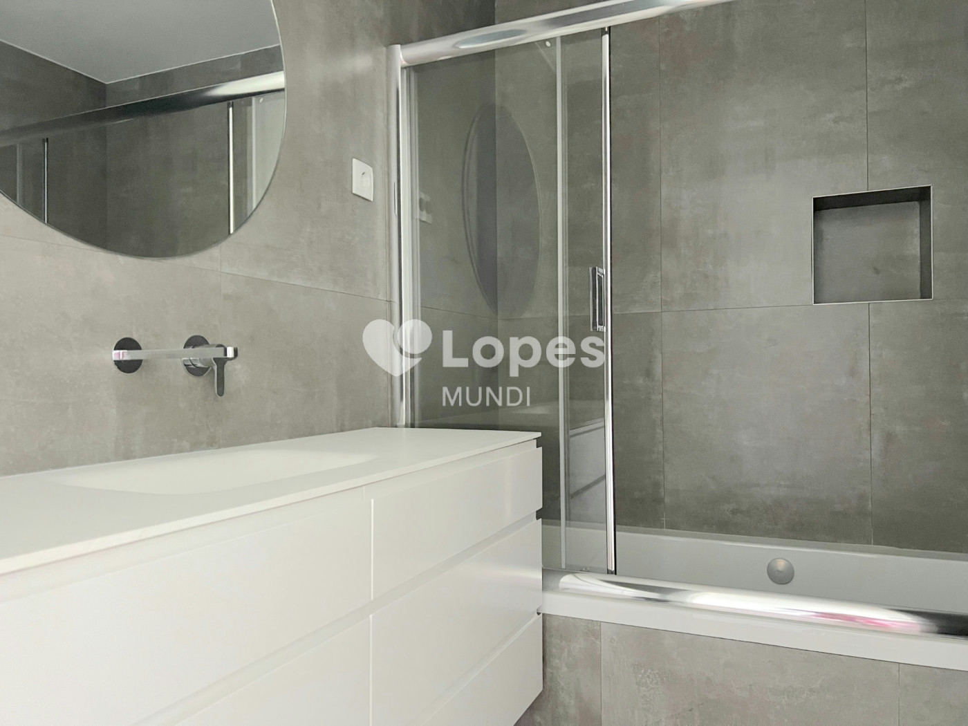 Apartamento T2 à venda em Águas Santas, Maia, Portugal – Varanda e garagem