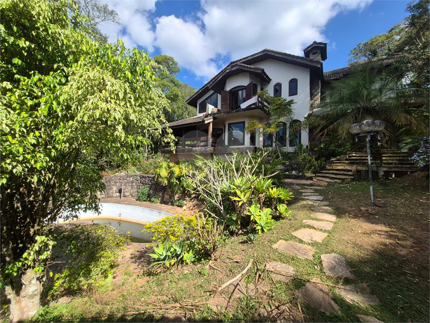 Casa à venda com 3 quartos, sendo 4 suítes, no condomínio Alpes da Cantareira, Mairiporã - SP