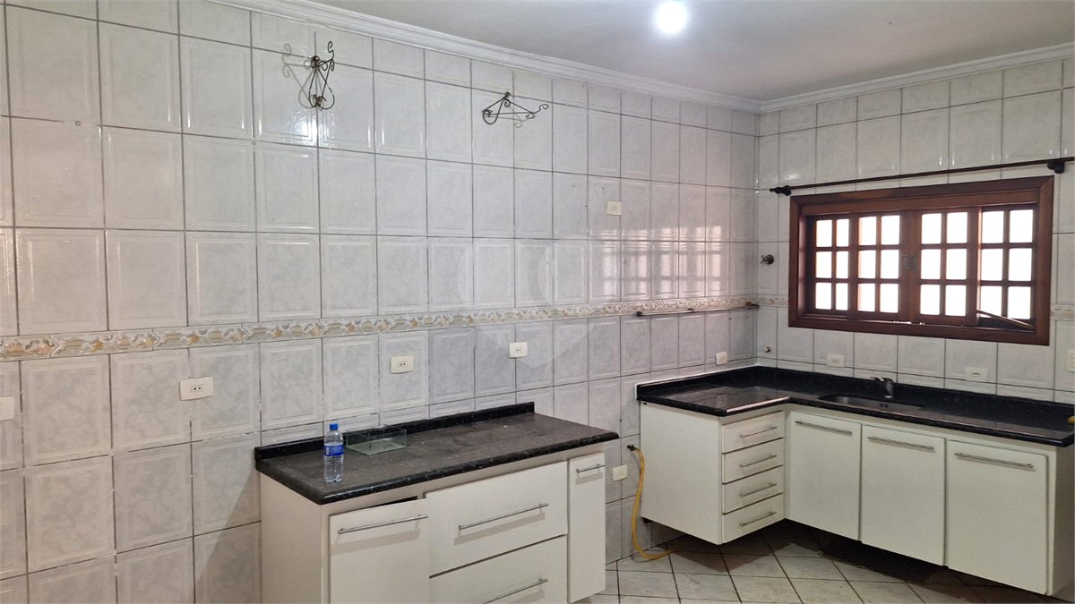 Sobrado para alugar com 4 quartos, sendo 3 suítes, em Vila Nivi, São Paulo, SP