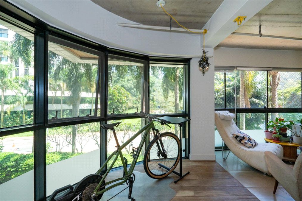 Apartamento à venda com 3 quartos, sendo 1 suíte, em Jardim Morumbi, São Paulo, SP