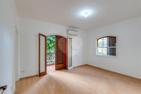 Sobrado à venda com 4 quartos, sendo 2 suítes, em Brooklin, São Paulo, SP