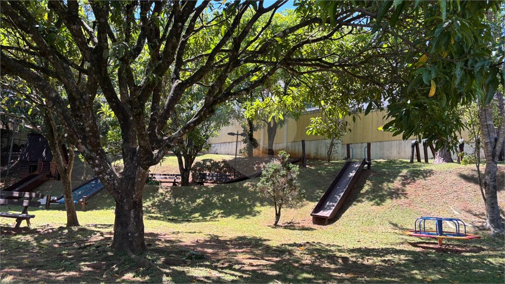 Sobrado à venda com 3 quartos, sendo 1 suíte, no condomínio Villagio da Granja, Cotia - SP