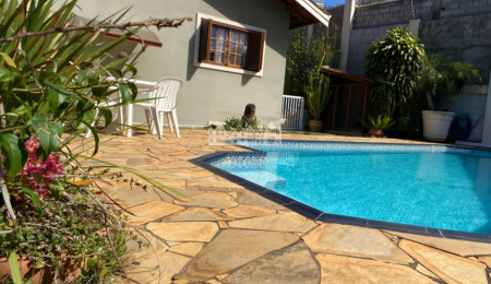 Casa à venda com 3 quartos, sendo 1 suíte, com vista deslumbrante em Recreio Maristela, Atibaia