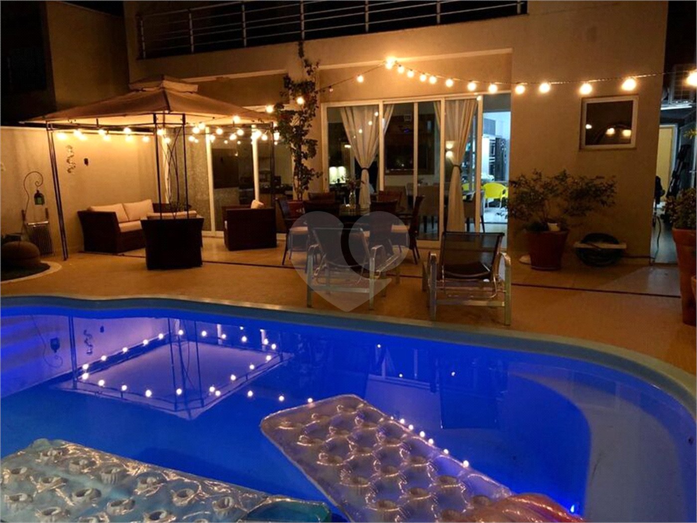 Casa à venda com 4 quartos, sendo 3 suítes, no condomínio Residencial Terra Nobre, Indaiatuba - SP