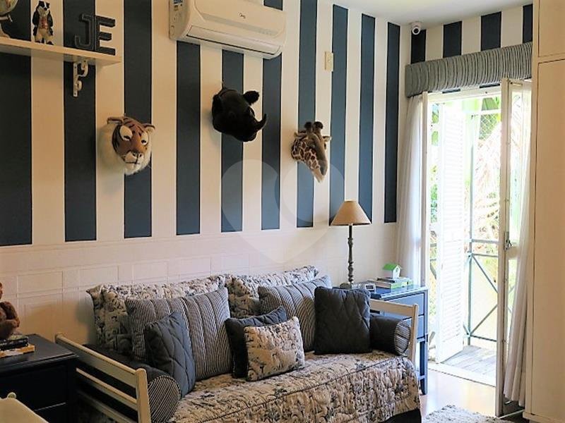 Casa à venda com 4 quartos, sendo 2 suítes, em Jardim Morumbi, São Paulo, SP