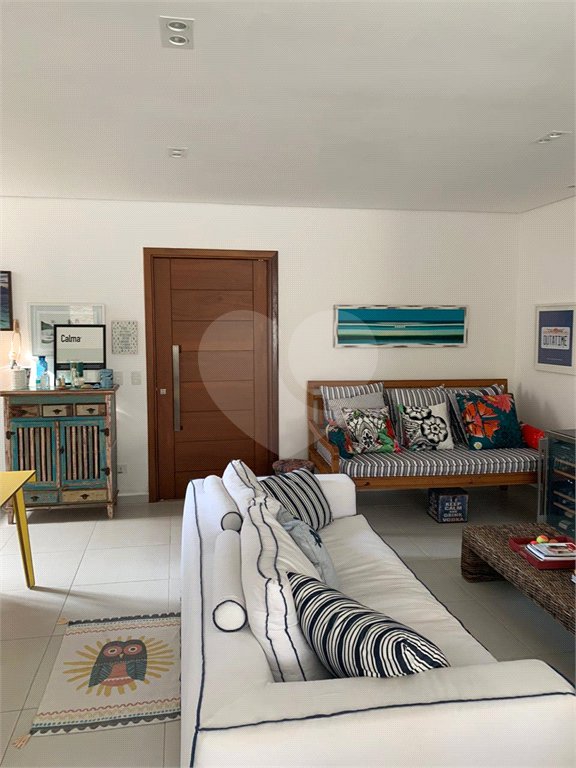 Casa à venda com 4 quartos, sendo 3 suítes, no condomínio Residencial Vila Esmeralda, São Sebastião - SP