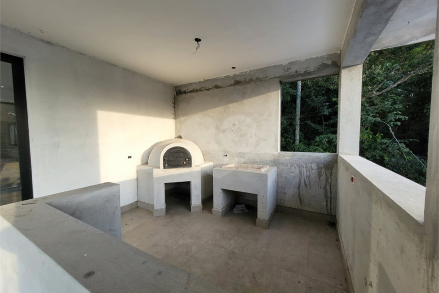 Casa à venda com 6 quartos, sendo 4 suítes, no condomínio Suíça da Cantareira, Mairiporã - SP