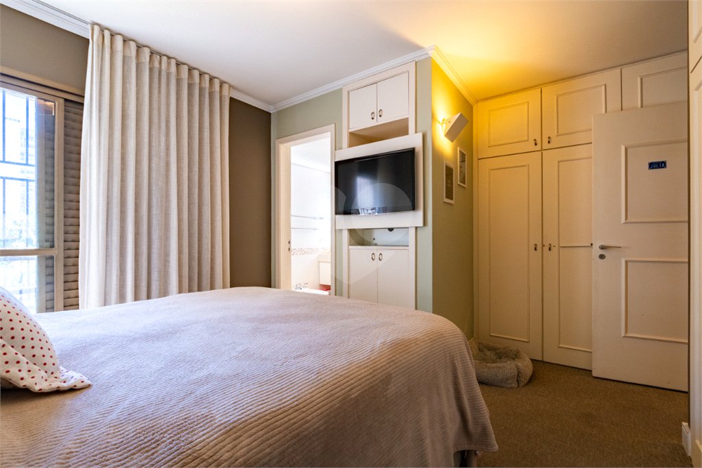 Apartamento à venda com 3 quartos, sendo 1 suíte, em Moema, São Paulo, SP