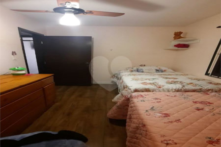 Sobrado à venda com 4 quartos, sendo 1 suíte, em Vila Marari, São Paulo, SP
