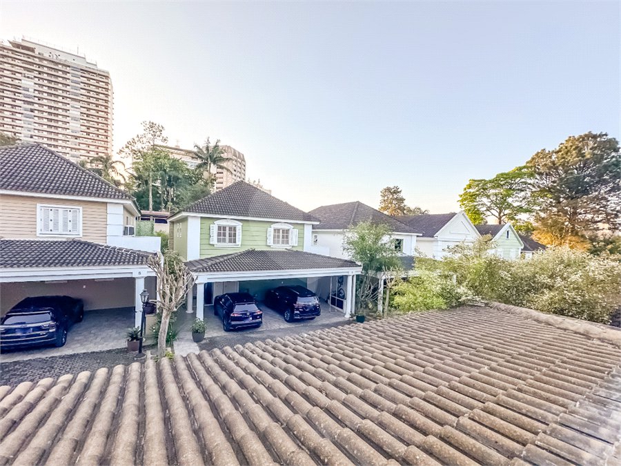 Casa à venda com 4 quartos, sendo 3 suítes, no condomínio Village Place, São Paulo - SP