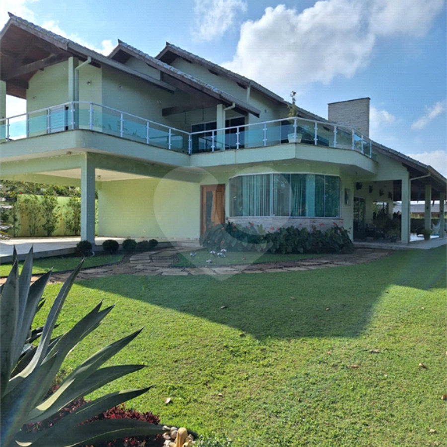 Casa à venda com 4 suítes no condomínio Bougainville, Peruíbe - SP