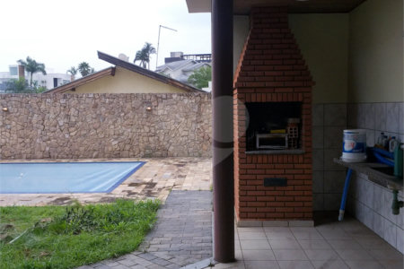 Casa à venda com 4 quartos, sendo 3 suítes, no condomínio Arujá 5, Arujá - SP