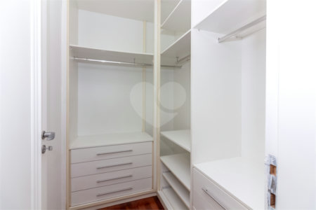 Casa à venda com 4 quartos, sendo 2 suítes, no condomínio Stephanie, São Paulo - SP