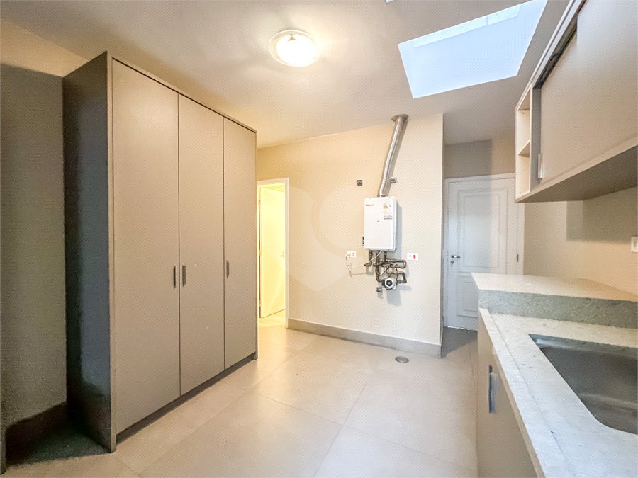 Casa à venda com 4 quartos, sendo 3 suítes, no condomínio Village Place, São Paulo - SP