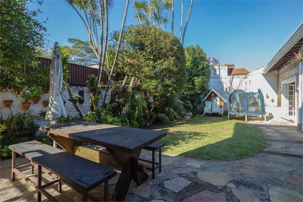 Sobrado à venda com 4 quartos, sendo 2 suítes, em Vila Madalena, São Paulo, SP