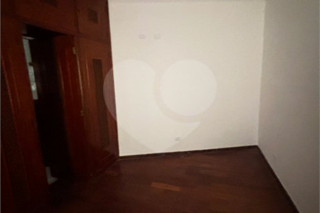 Casa com 70m², 3 dormitórios, sendo 1 suíte, 4 vagas, à venda no bairro do Ipiranga.