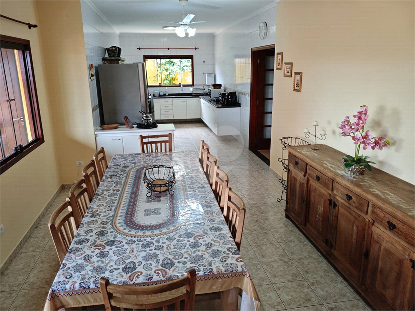 Casa à venda com 4 quartos, sendo 2 suítes,  em Country Residencial Felix, Bom Jesus dos Perdões, SP