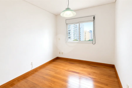 Apartamento à venda com 3 quartos, sendo 1 suíte, em Jardim das Acácias, São Paulo, SP