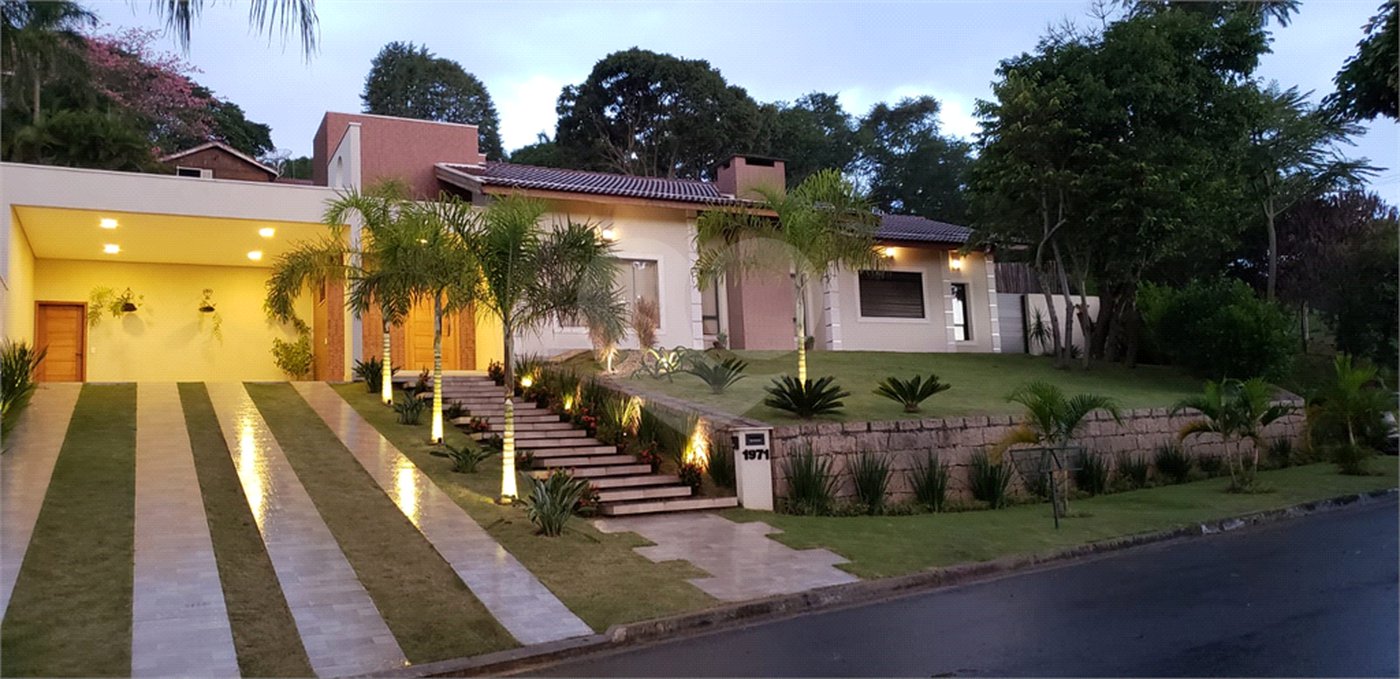 Casa à venda com 3 quartos, sendo 1 suíte, no condomínio Estância Marambaia, Vinhedo - SP