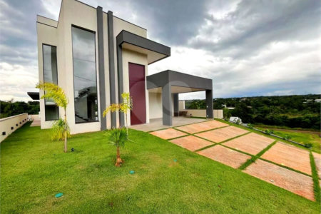 Casa à venda com 3 suítes no condomínio Ninho Verde II, Pardinho - SP