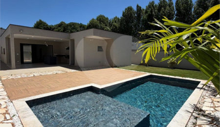 Casa à venda com 4 suítes no condomínio Figueira Garden, Atibaia - SP