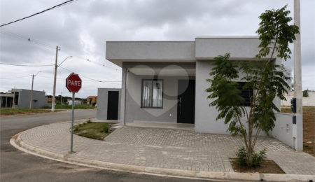 Casa à venda com 3 quartos, sendo 1 suíte, no condomínio Tivolli, Itapetininga - SP