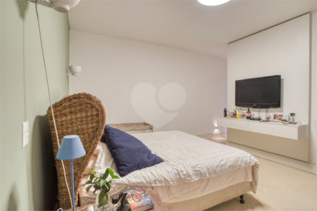 Casa à venda com 4 quartos, sendo 2 suítes, em Alto da Boa Vista, São Paulo, SP