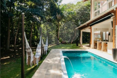 Casa à venda com 5 quartos, sendo 4 suítes, no condomínio Figueira Garden, Atibaia - SP