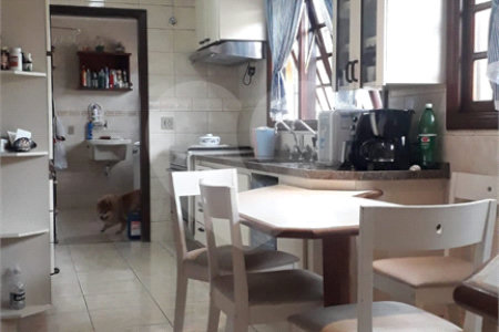 Casa à venda com 5 quartos, sendo 3 suítes,  em Vila Oliveira, Mogi das Cruzes, SP