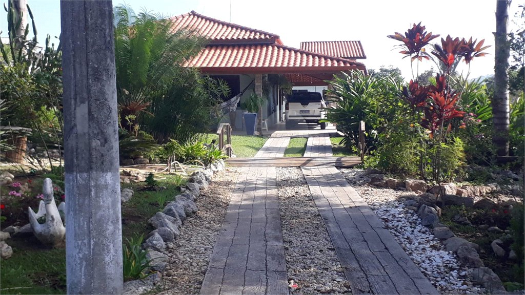 Casa à venda com 5 quartos, sendo 1 suíte, no condomínio Village da Serra, Araçoiaba da Serra - SP