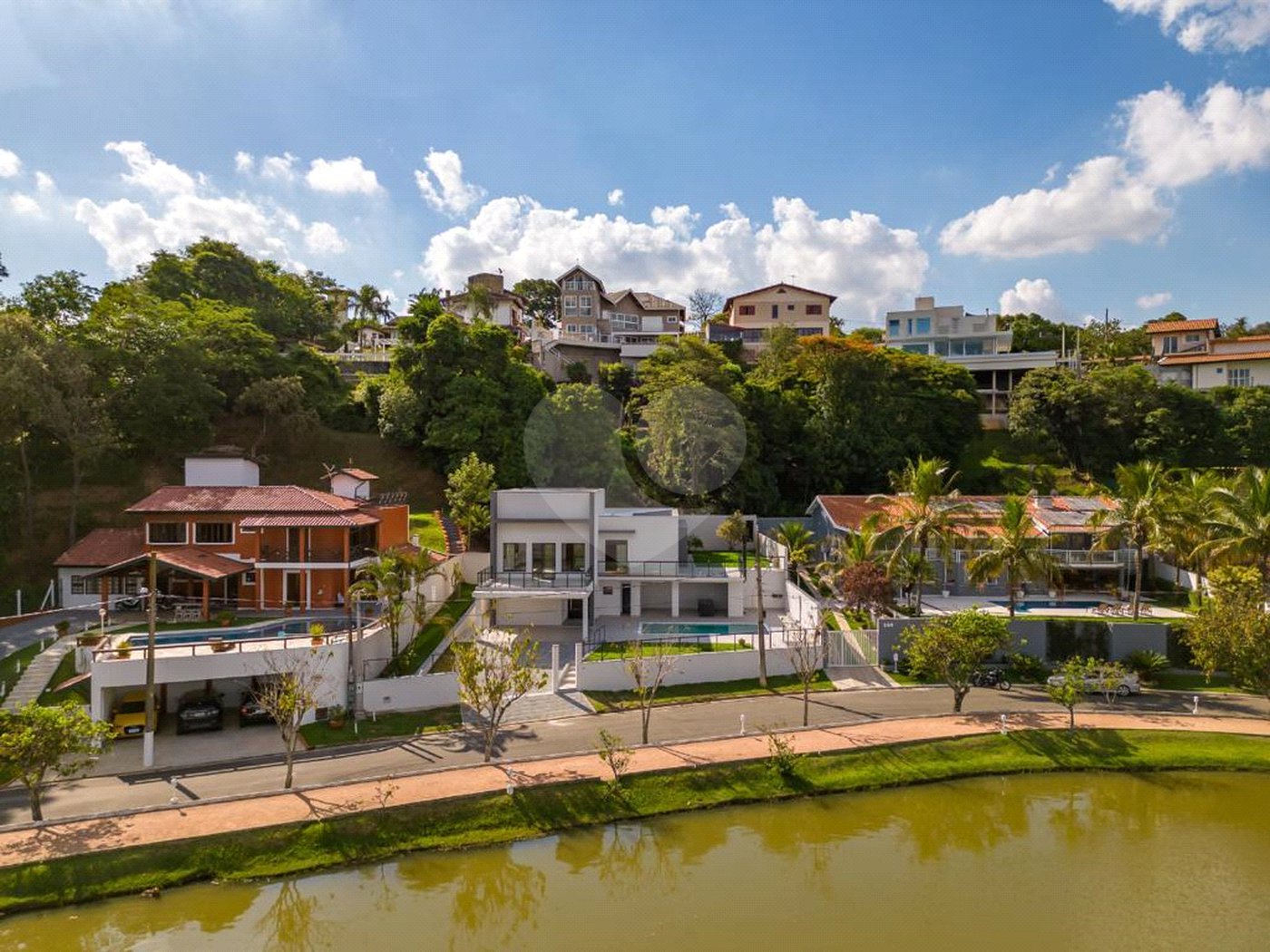 Casa à venda com 4 quartos, sendo 3 suítes, no condomínio Estância Marambaia, Vinhedo - SP