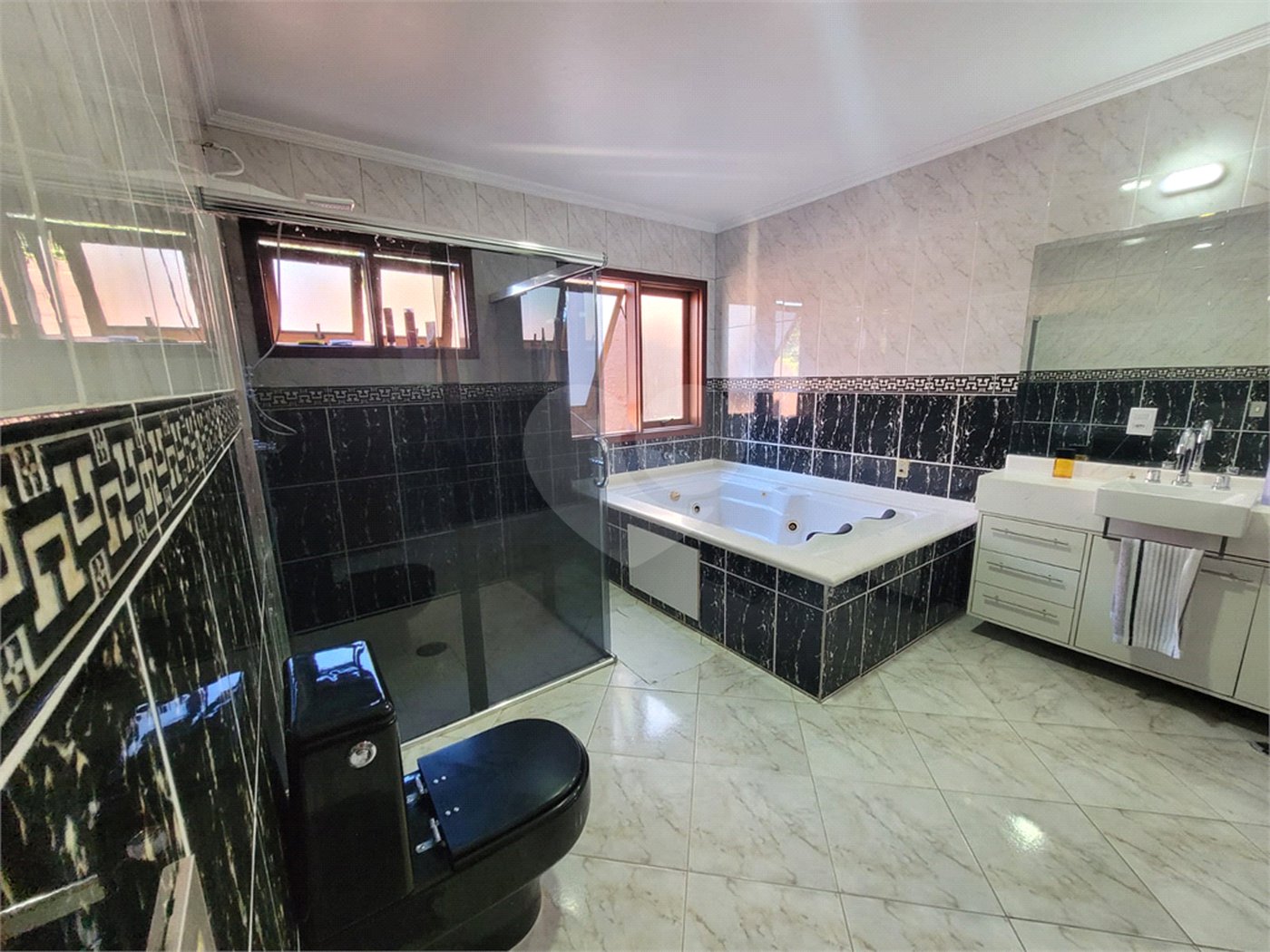 Casa à venda com 5 quartos, sendo 3 suítes, no condomínio Alpes da Cantareira, Mairiporã - SP