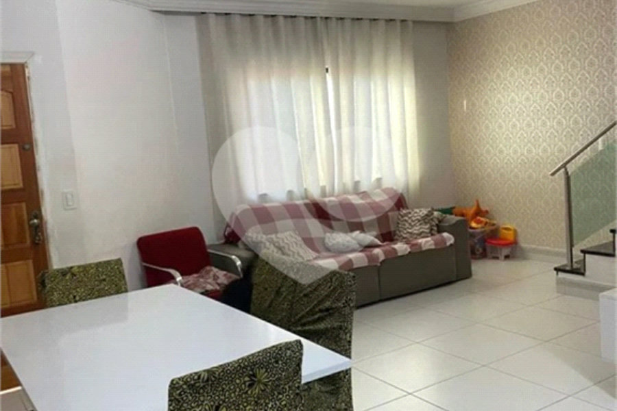 Casa à venda com 3 quartos, sendo 2 suítes, no condomínio Ibarra, São Paulo - SP