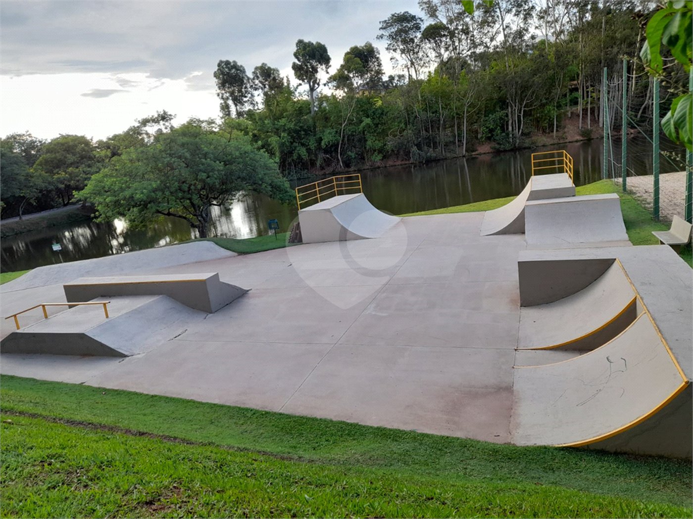 Casa à venda com 3 quartos, sendo 1 suíte, no condomínio Estância Marambaia, Vinhedo - SP