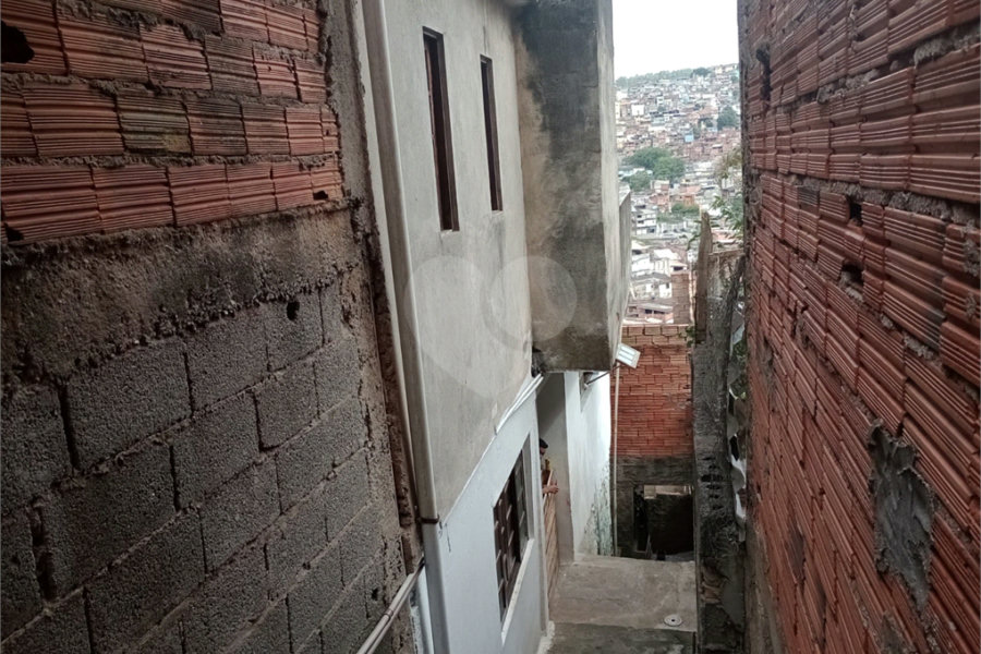 Terreno com 6 casas em 293m² de área total.