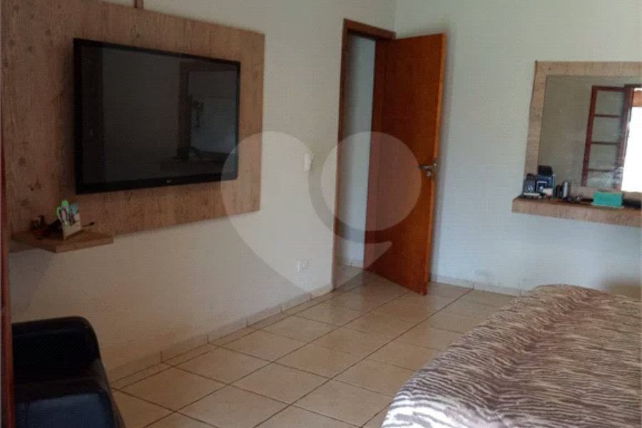 Chácara à venda. Ampla área de lazer. Aceita permuta com apartamento na praia