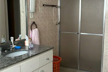 Procurando tranquilidade sem abrir mão da praticidade? Esta casa na Rua Diogo Ortiz oferece o equilíbrio perfeito.