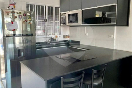 Casa Térrea à Venda com 3 dormitórios em Atibaia/SP