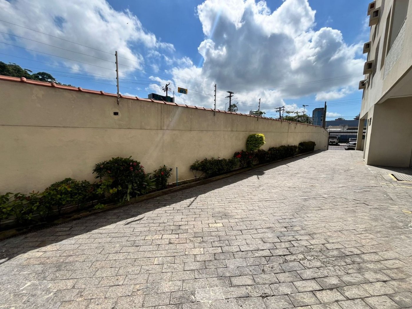 Apartamento 2 dormitórios com vaga de garagem lado praia na Enseada Guarujá